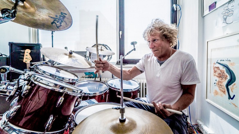 Delftse drummer speelt hoofdrol tussen 2000 drummers op Scheveningse strand